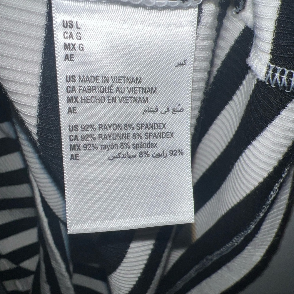 On 34th Striped Top Black & White Women's Size Large Short sleeve Stretch. - Picture 4 of 6